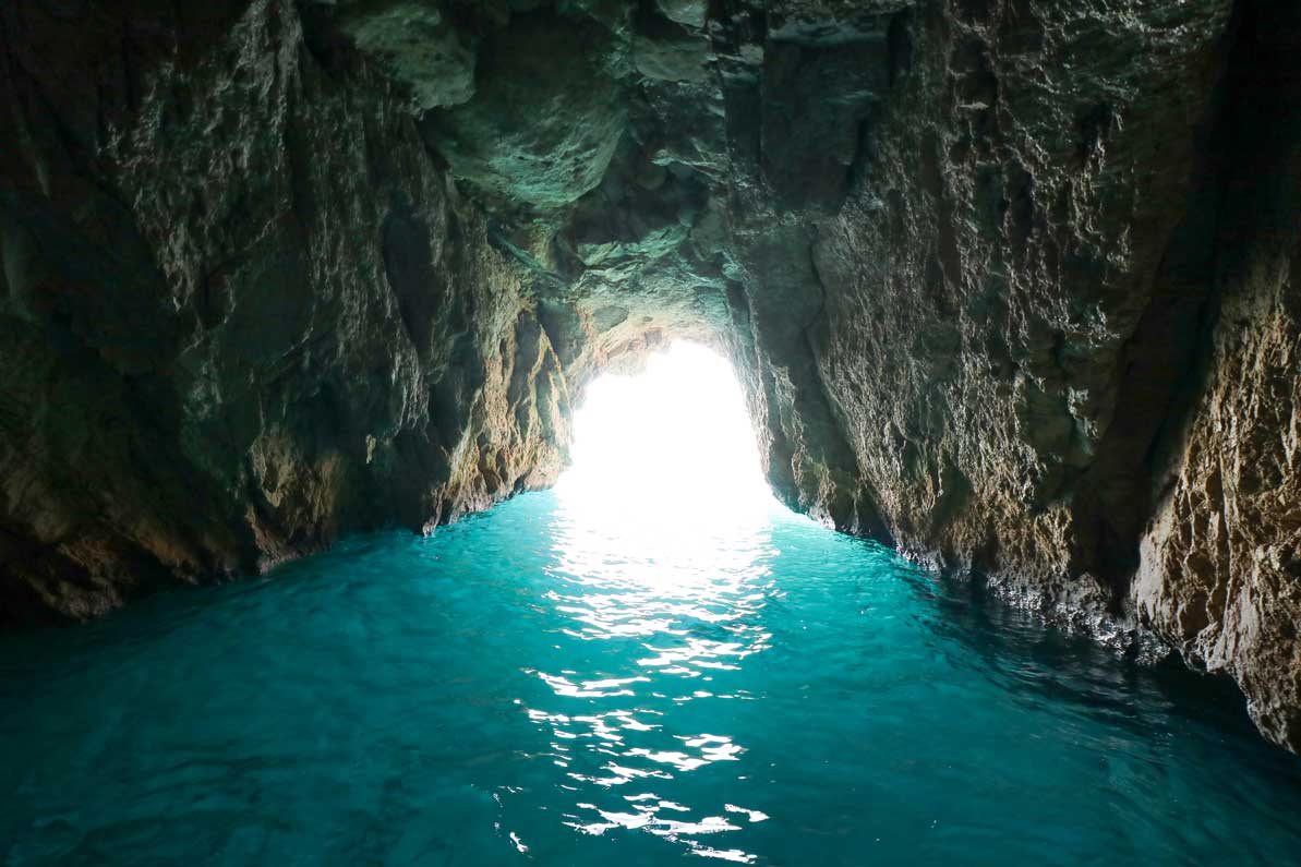Grutas increíbles en la costa de Amalfi en barco